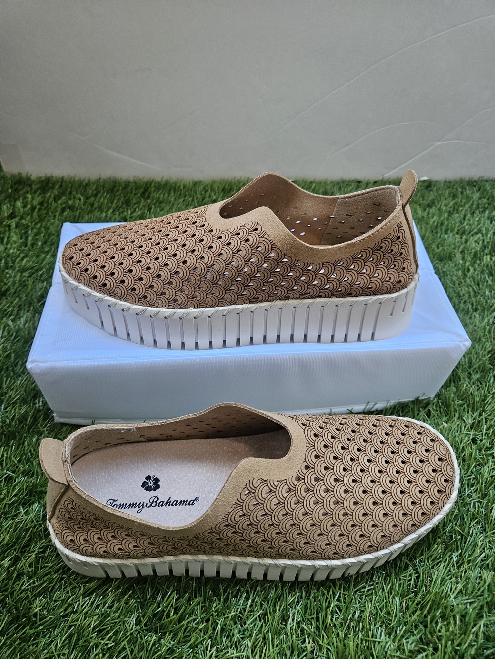 NWOT Tommy Bahama Tan Laser Cut Perforated Platform Slip-On Womens Sneakers Sz 9